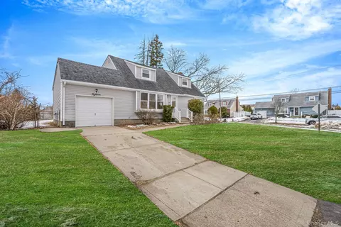 18 Oakdale Pl, Massapequa Park, NY 11762