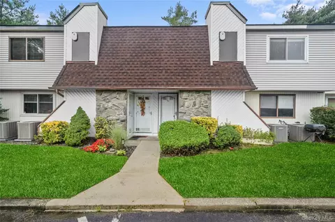 10 Point Cir S #10, Coram, NY 11727