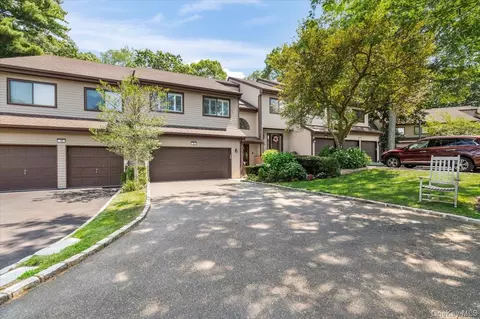 32 The Gln #32, Glen Head, NY 11545