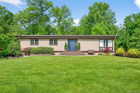 103 Robin Hood Ln, Clarkstown, NY 10994
