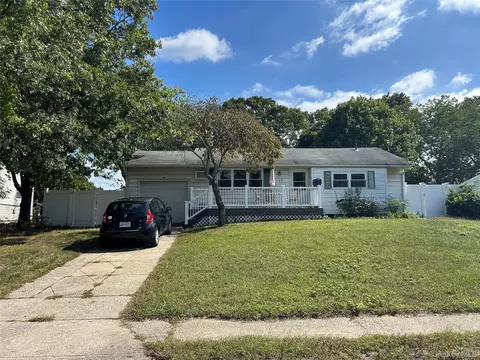 189 Whitetail Ln, Central Islip, NY 11722
