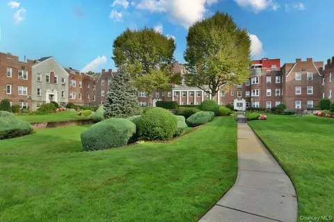 106 S Village Ave #1D, Rockville Centre, NY 11570