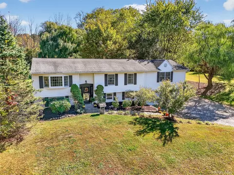 672 Waterbury Hill Rd, Union Vale, NY 12540