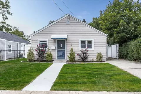 15 Pilot St, Hempstead, NY 11550