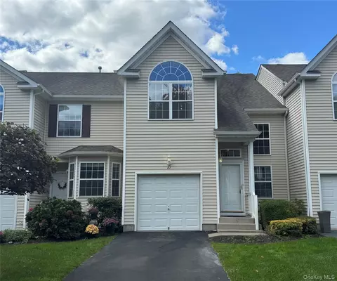 87 Kettles Ln, Medford, NY 11763