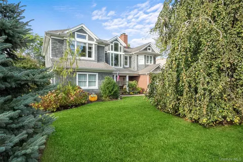 33 Robbins Ave, Babylon, NY 11702