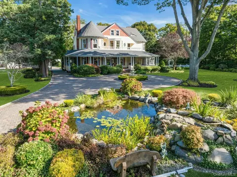 661 Middle Rd, Bayport, NY 11705