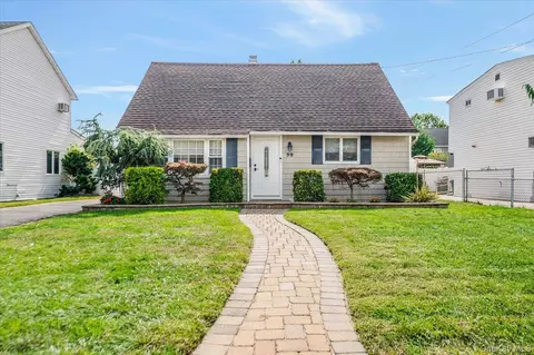 99 W Cortland Ave, Oceanside, NY 11572