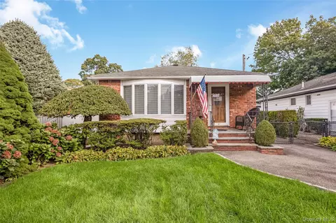 53 Glengariff Rd, Massapequa Park, NY 11762