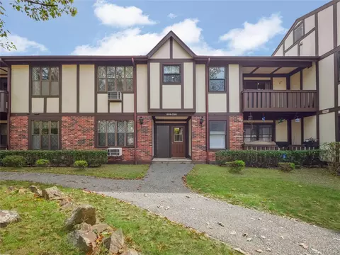 704 Sierra Vista Ln, Clarkstown, NY 10989