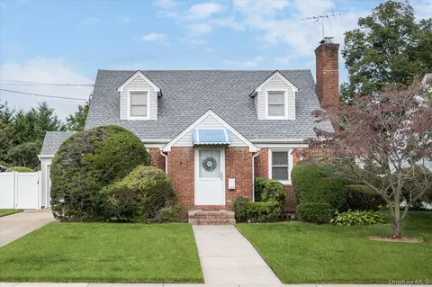 2926 Court St, Oceanside, NY 11572