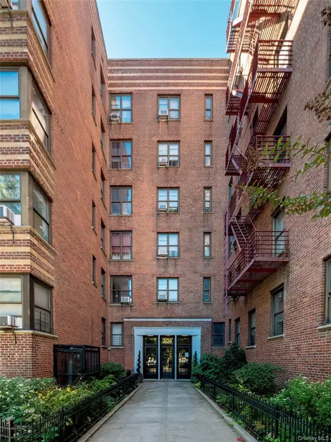 306 E Mosholu Pkwy S #3K, New York, NY 10458