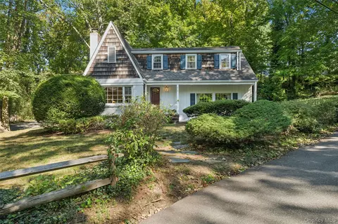 3 Soundview Dr, Huntington, NY 11743