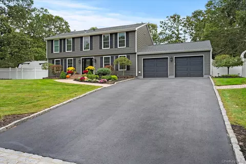 4 Foreston Cir, Manorville, NY 11949