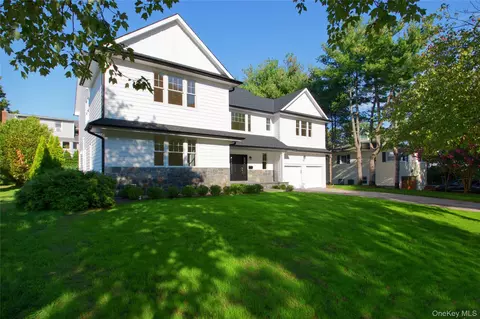 108 Tanners Pond Rd, Garden City, NY 11530