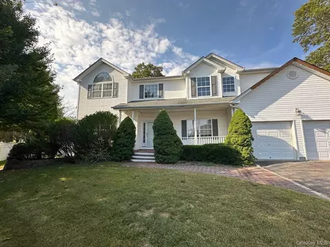 2 East Ave, Coram, NY 11727