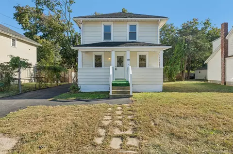 18 Lockwood Rd, Bay Shore, NY 11706