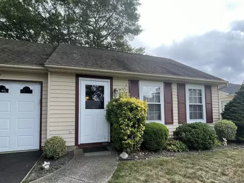 323 Brownfield Dr, Ridge, NY 11961