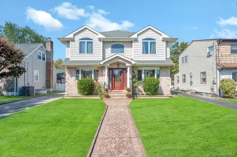 43 Prince St, North Hempstead, NY 11040