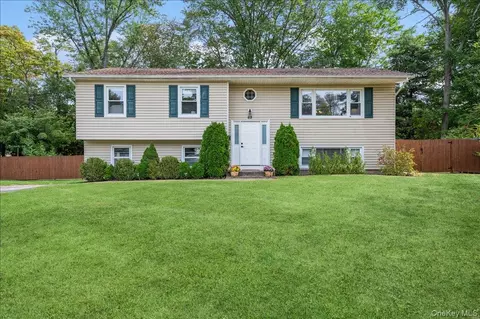 69 Carolina Dr, Clarkstown, NY 10956