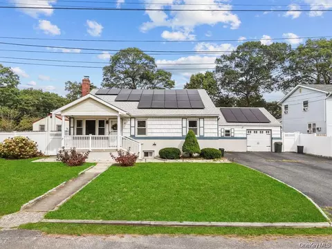 111 Cedar Oaks Ave, Farmingville, NY 11738