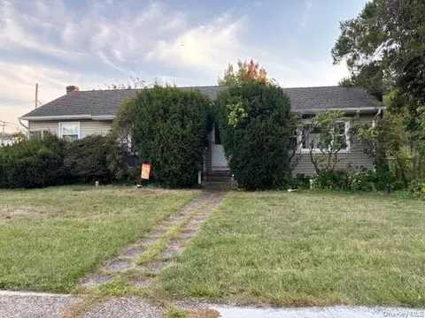 32 Copeland Pl, Farmingdale, NY 11735