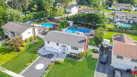 16 Dexter Ln, Kings Park, NY 11754