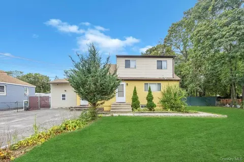 36 Farrington Ave, Bay Shore, NY 11706