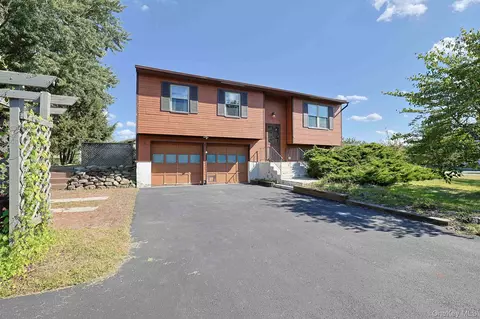 5 Buttermilk Dr, New Windsor, NY 12553