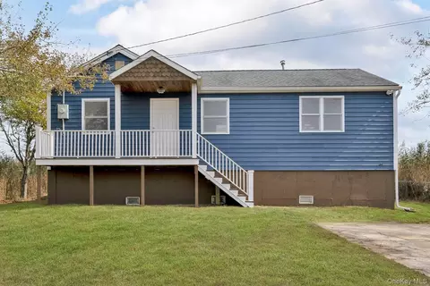 17 Bellport Rd, Mastic Beach, NY 11951