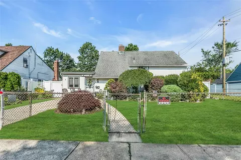 6 Pintail Ln, Levittown, NY 11756
