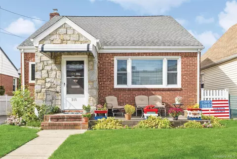 215 New Hyde Park Rd, North Hempstead, NY 11040