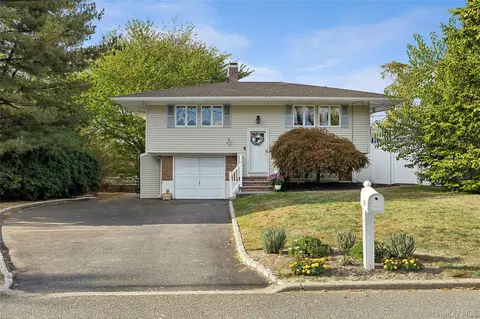 19 Partridge Ln, Setauket, NY 11733