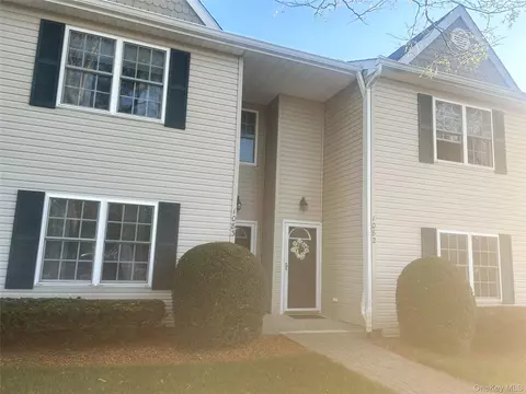 1082 Savoy Dr, Melville, NY 11747