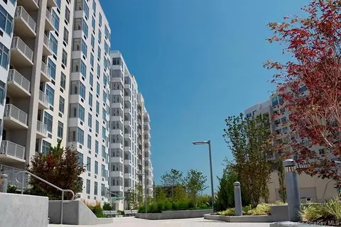 40-28 College Point Blvd #1202, Flushing, NY 11354