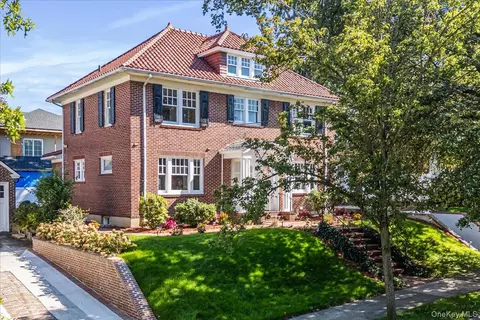 32-15 161st St, Flushing, NY 11358