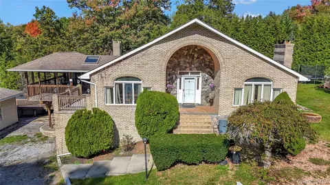 111 Sycamore Dr, New Windsor, NY 12553