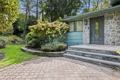 17 Bluebird Ln, Huntington, NY 11743