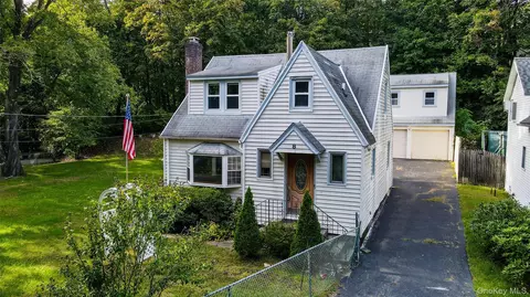 8 Crescent Hill Dr, Cortlandt, NY 10567