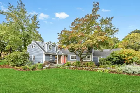 12 Teapot Ln, Smithtown, NY 11787