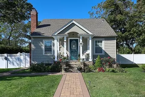 230 Kensington Ave, Bayport, NY 11705