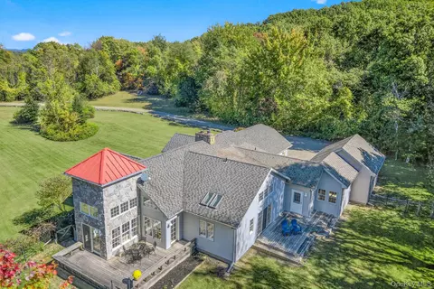 160 Starbarrack Rd, Red Hook, NY 12571