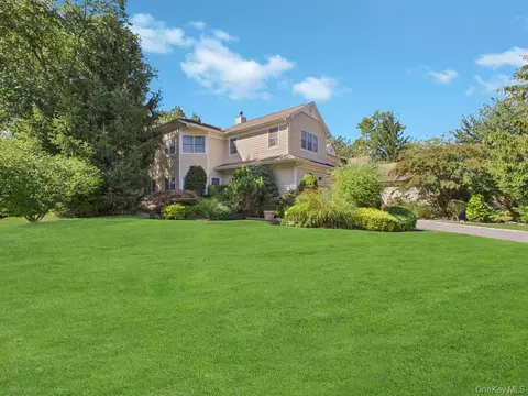 428 Toftree Ct, North Hempstead, NY 11576