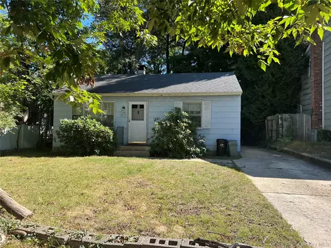 192 Iceland Dr, Huntington Station, NY 11746