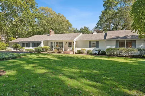 16 Primrose Ln, Aquebogue, NY 11931