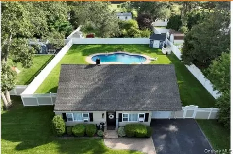 3 Lacebark Ln, Medford, NY 11763