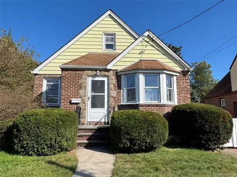 31 Claflin Blvd, Franklin Square, NY 11010