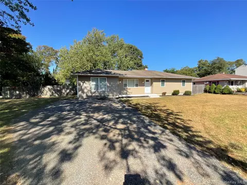 9 Brushwood Dr, Shirley, NY 11967