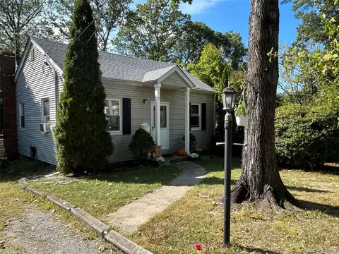 8 Bayard Ave, Bayville, NY 11709
