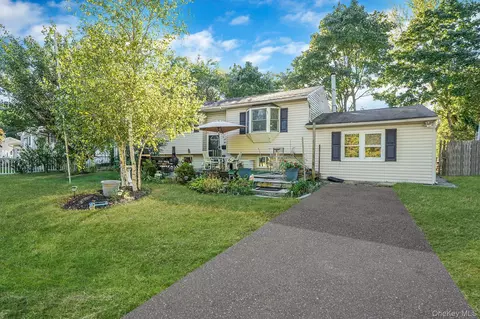 2812 Sipp Ave, Medford, NY 11763